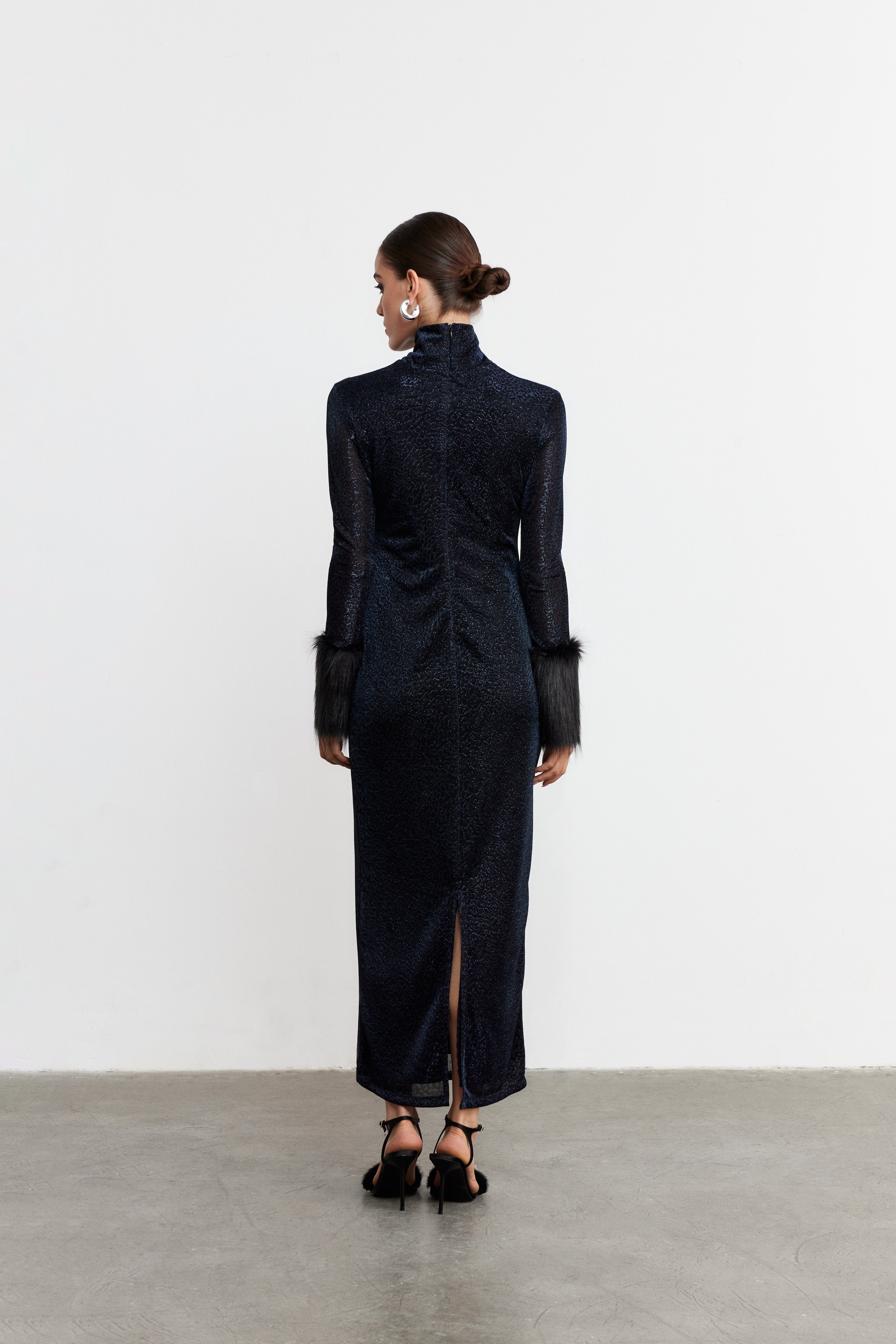 GISELLE KÜRK KOLLU DİK YAKA ELBİSE | LACİ-SİYAH