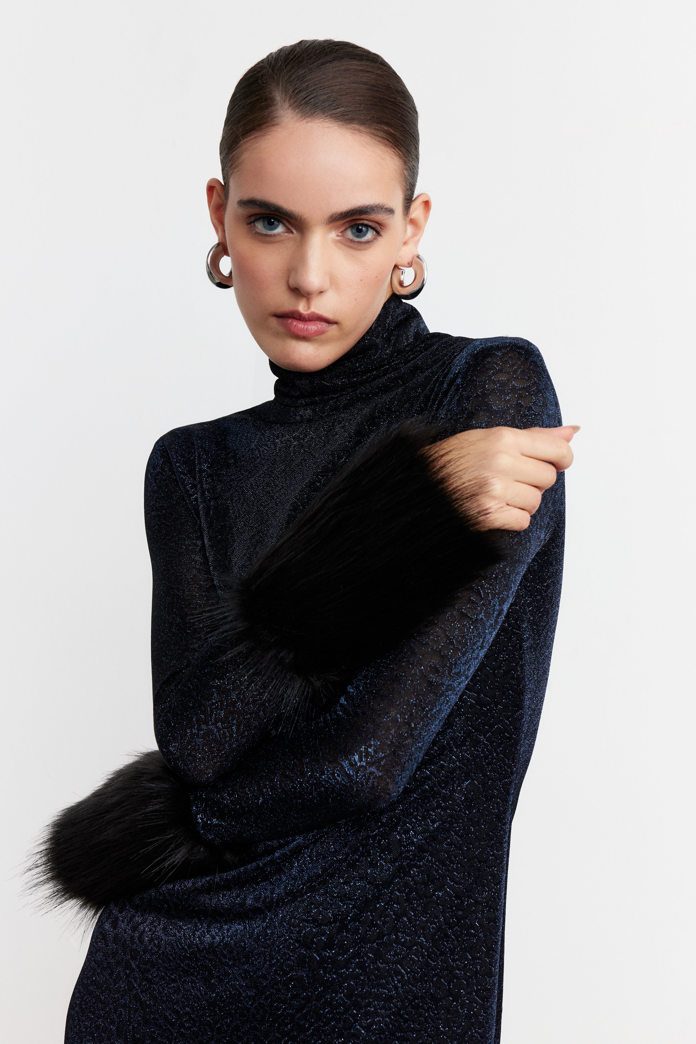 GISELLE KÜRK KOLLU DİK YAKA ELBİSE | LACİ-SİYAH