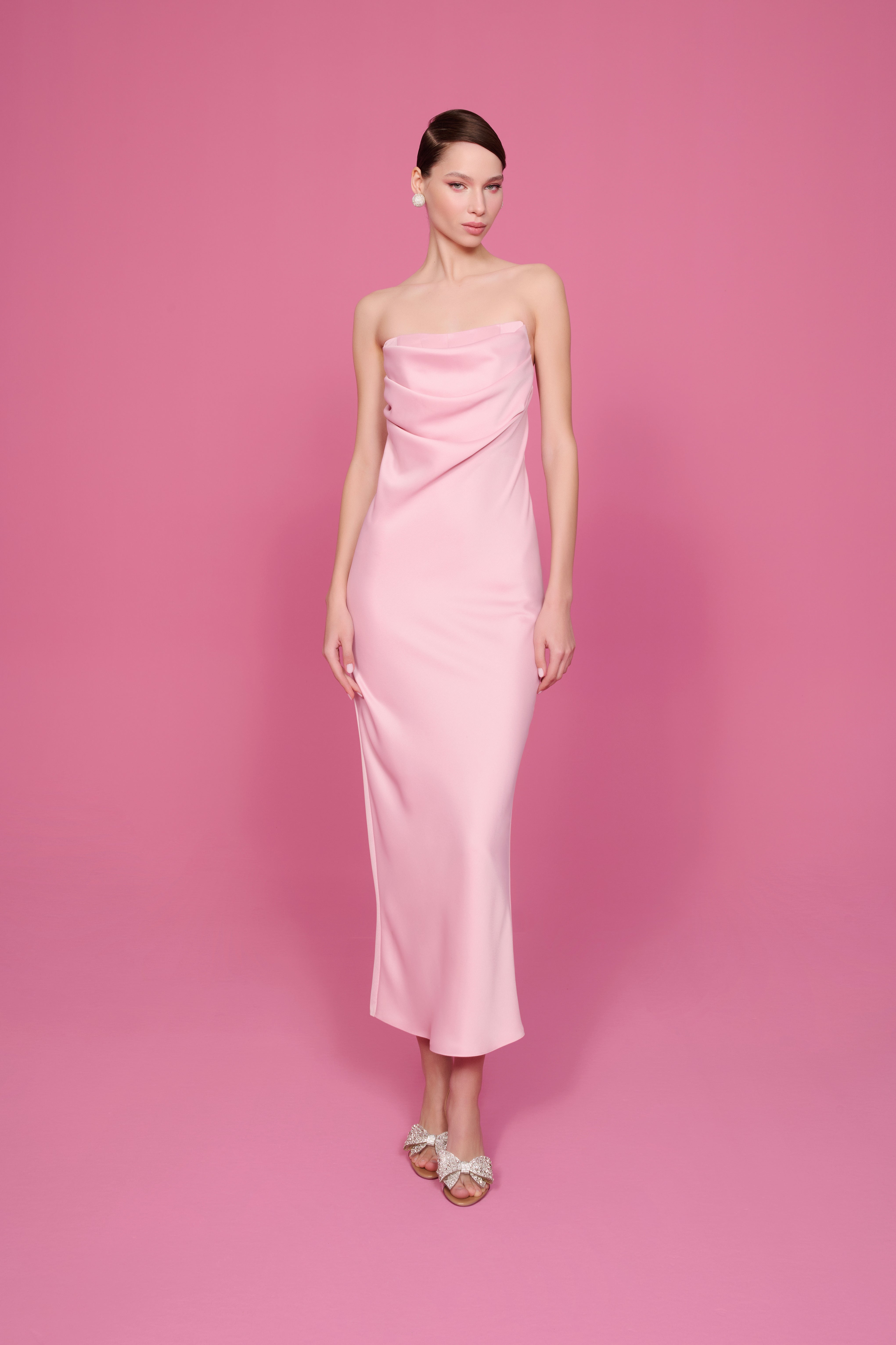 happy to wear Elbiseler JULIA PELERİNLİ STRAPLEZ SATEN ELBİSE | PASTEL PEMBE