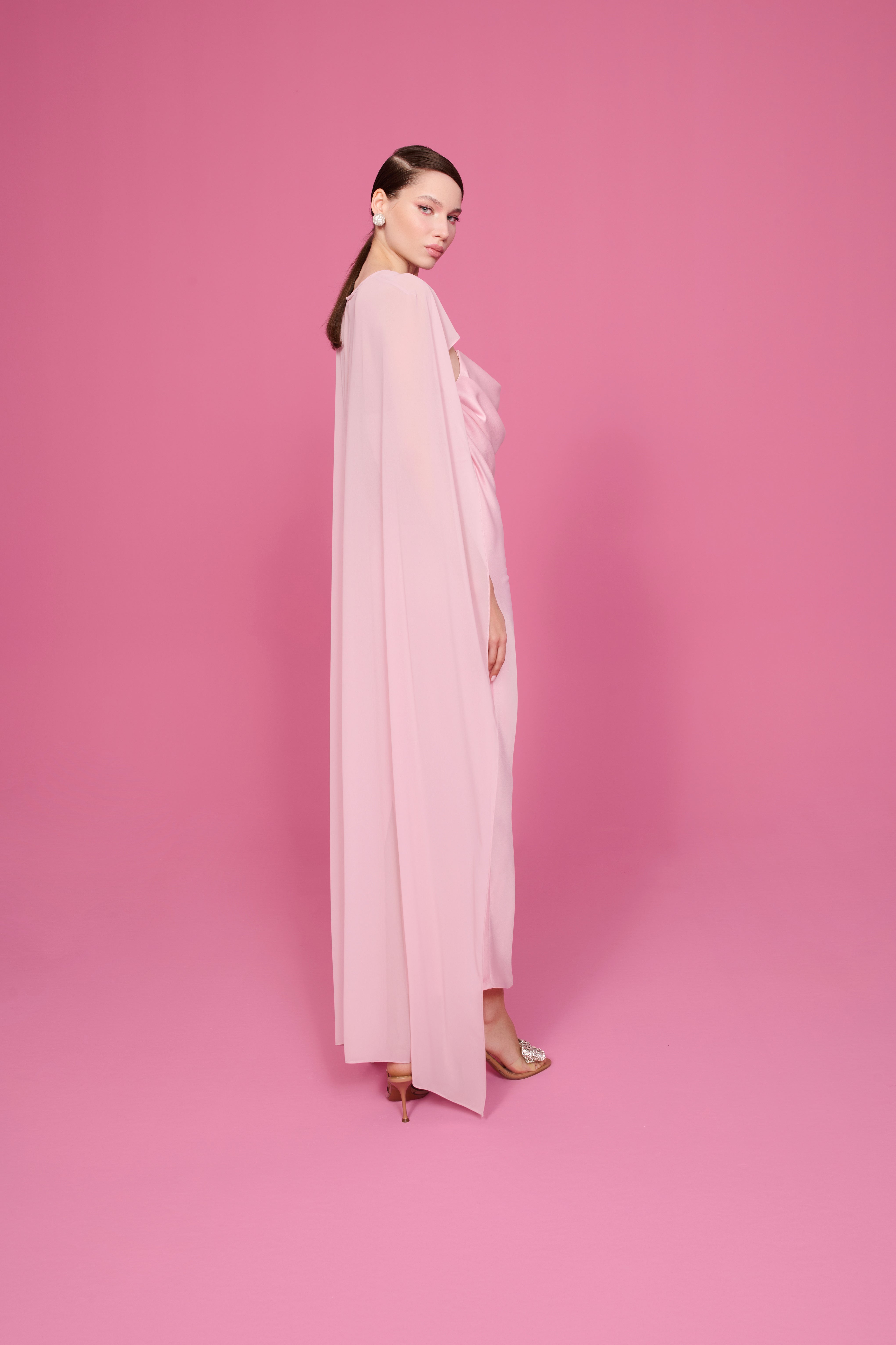 happy to wear Elbiseler JULIA PELERİNLİ STRAPLEZ SATEN ELBİSE | PASTEL PEMBE