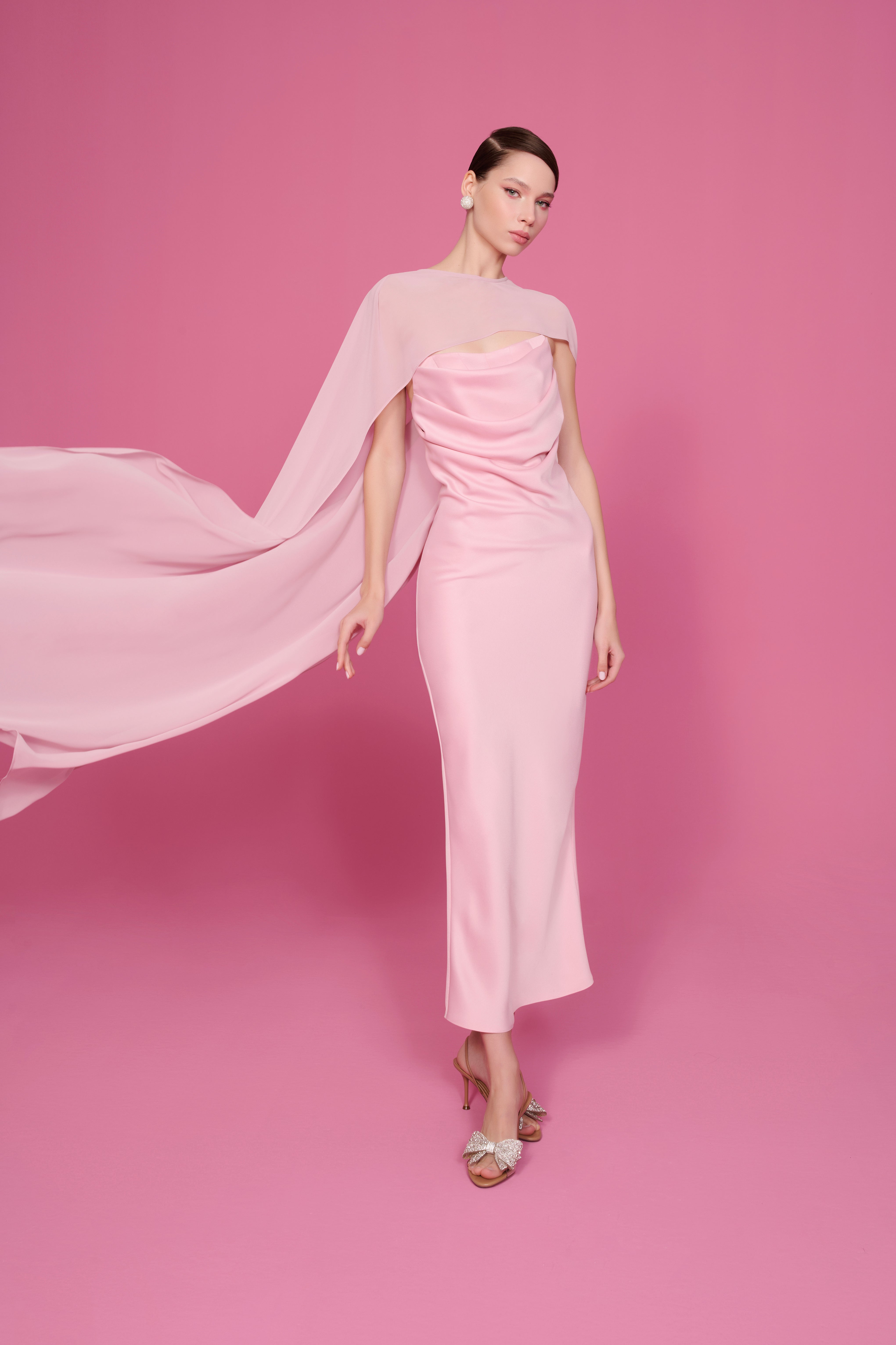 happy to wear Elbiseler JULIA PELERİNLİ STRAPLEZ SATEN ELBİSE | PASTEL PEMBE