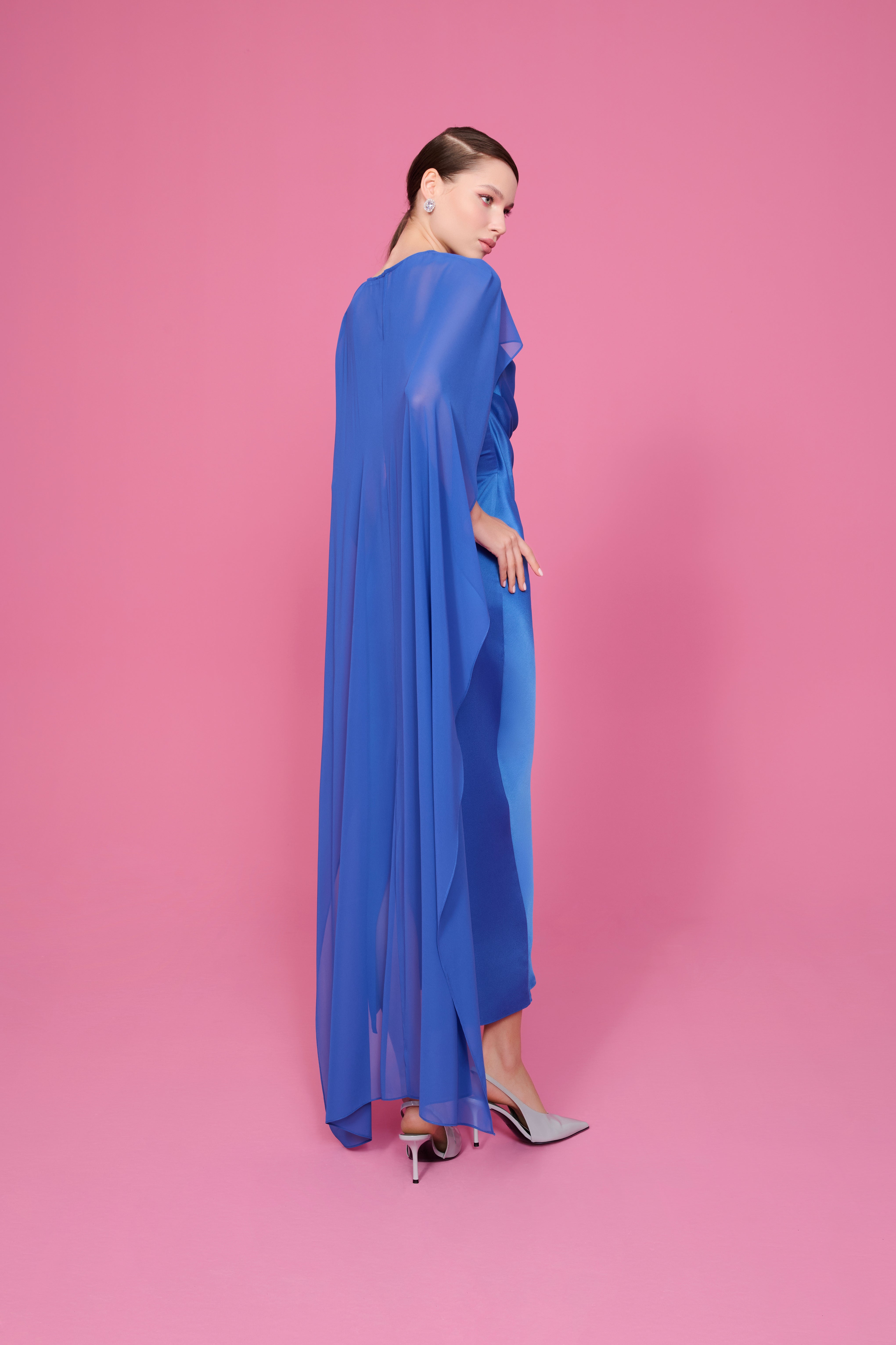 JULIA PELERİNLİ STRAPLEZ SATEN ELBİSE | SAKS MAVİ