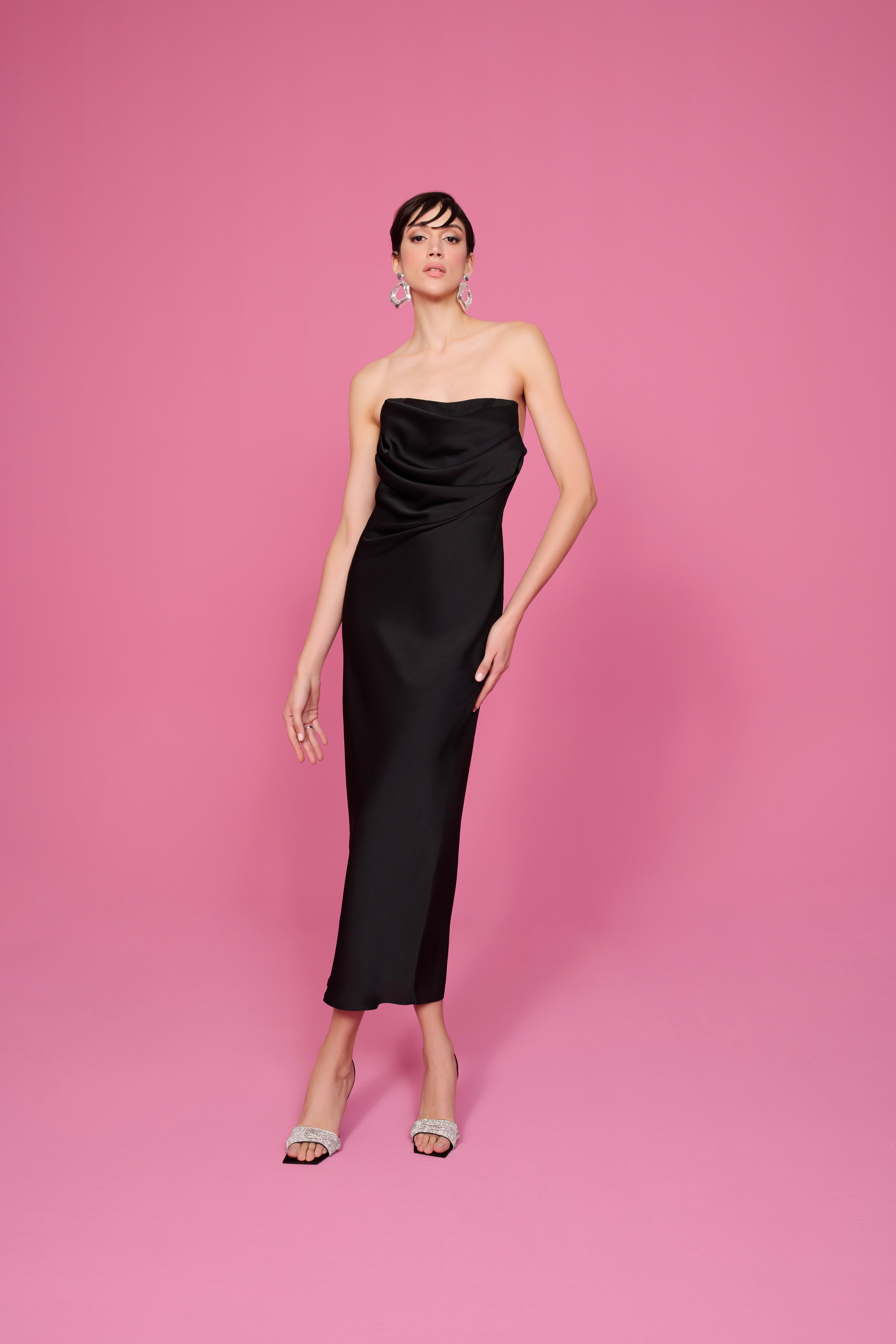 happy to wear Elbiseler JULIA PELERİNLİ STRAPLEZ SATEN ELBİSE | SİYAH