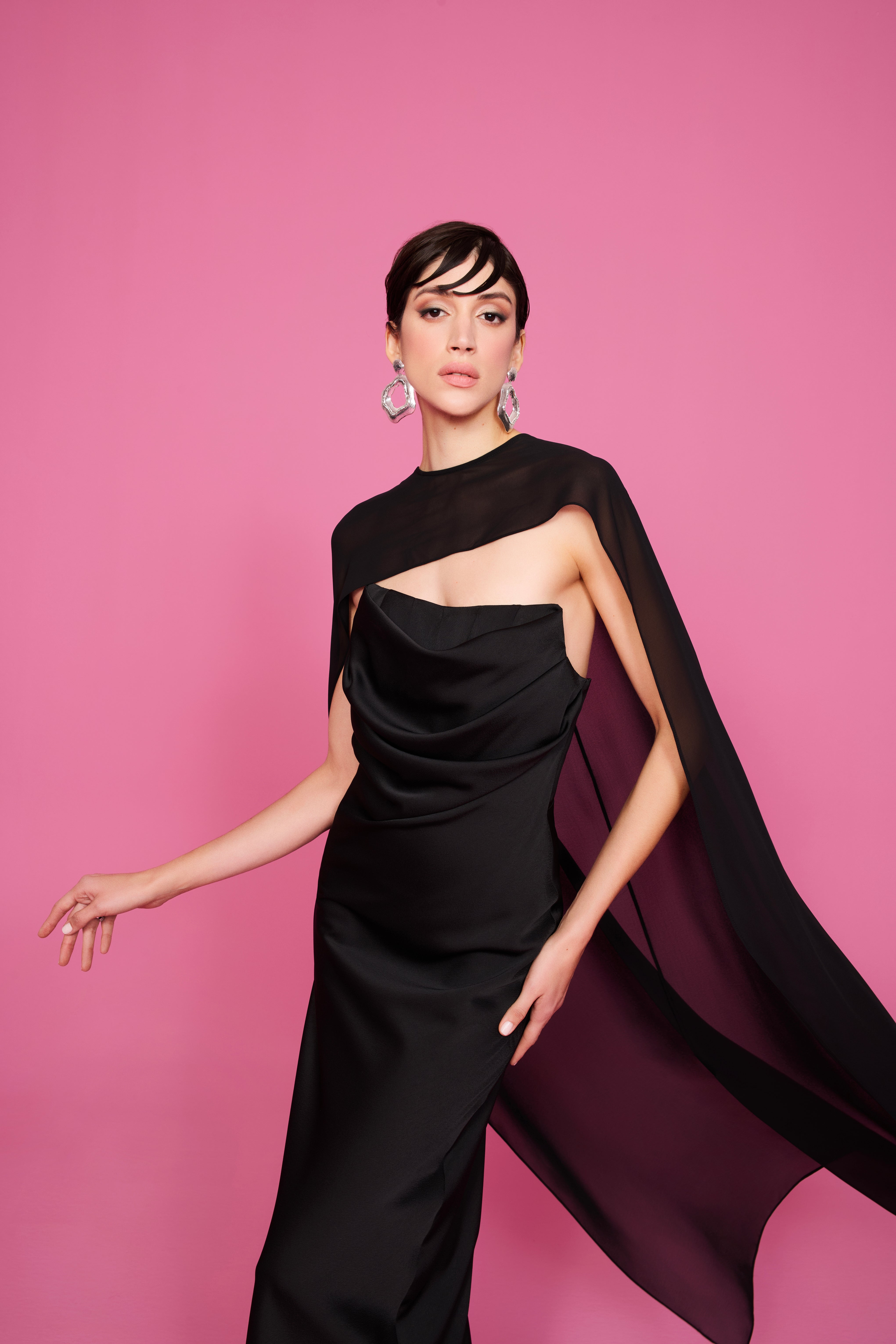 happy to wear Elbiseler JULIA PELERİNLİ STRAPLEZ SATEN ELBİSE | SİYAH