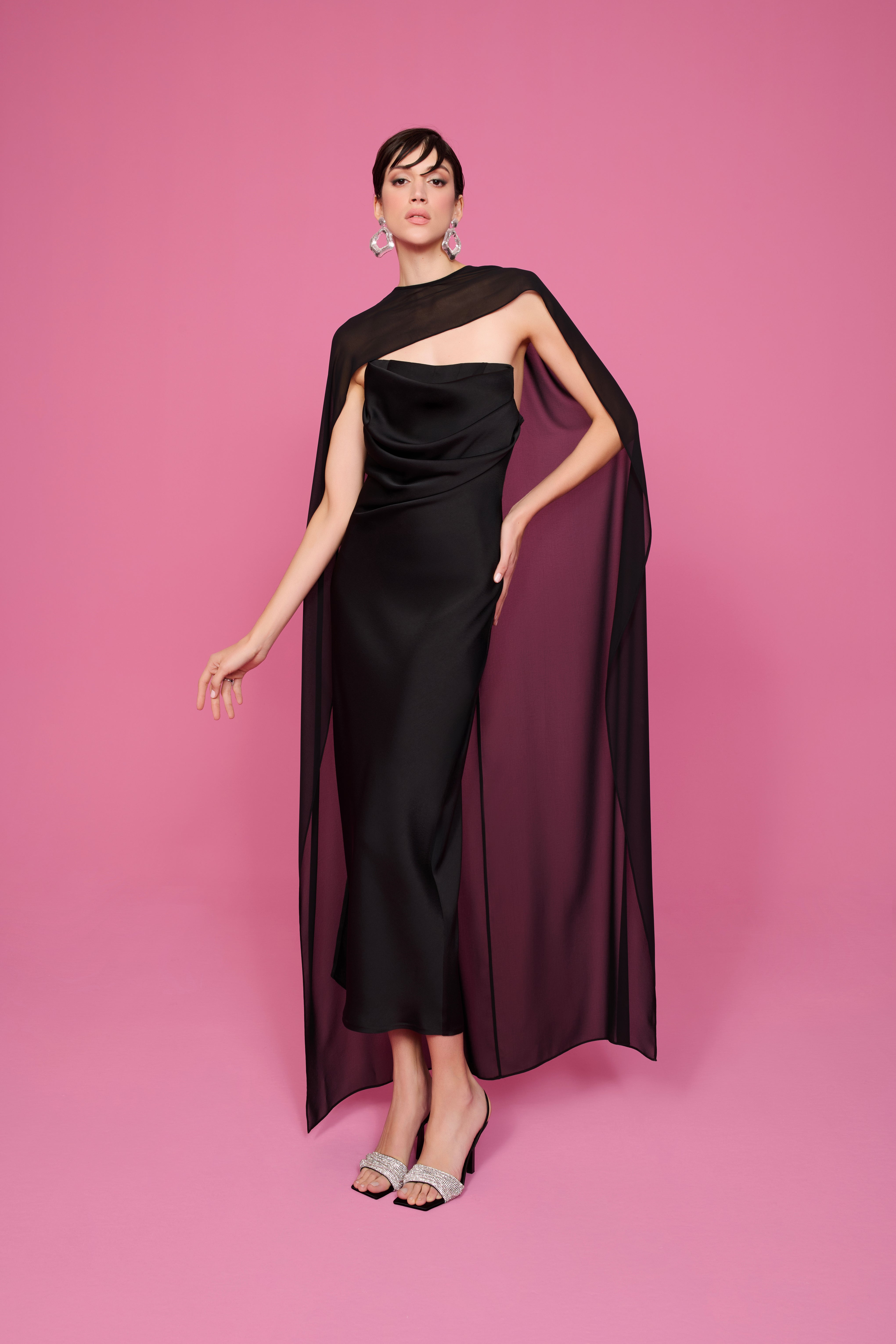 happy to wear Elbiseler JULIA PELERİNLİ STRAPLEZ SATEN ELBİSE | SİYAH