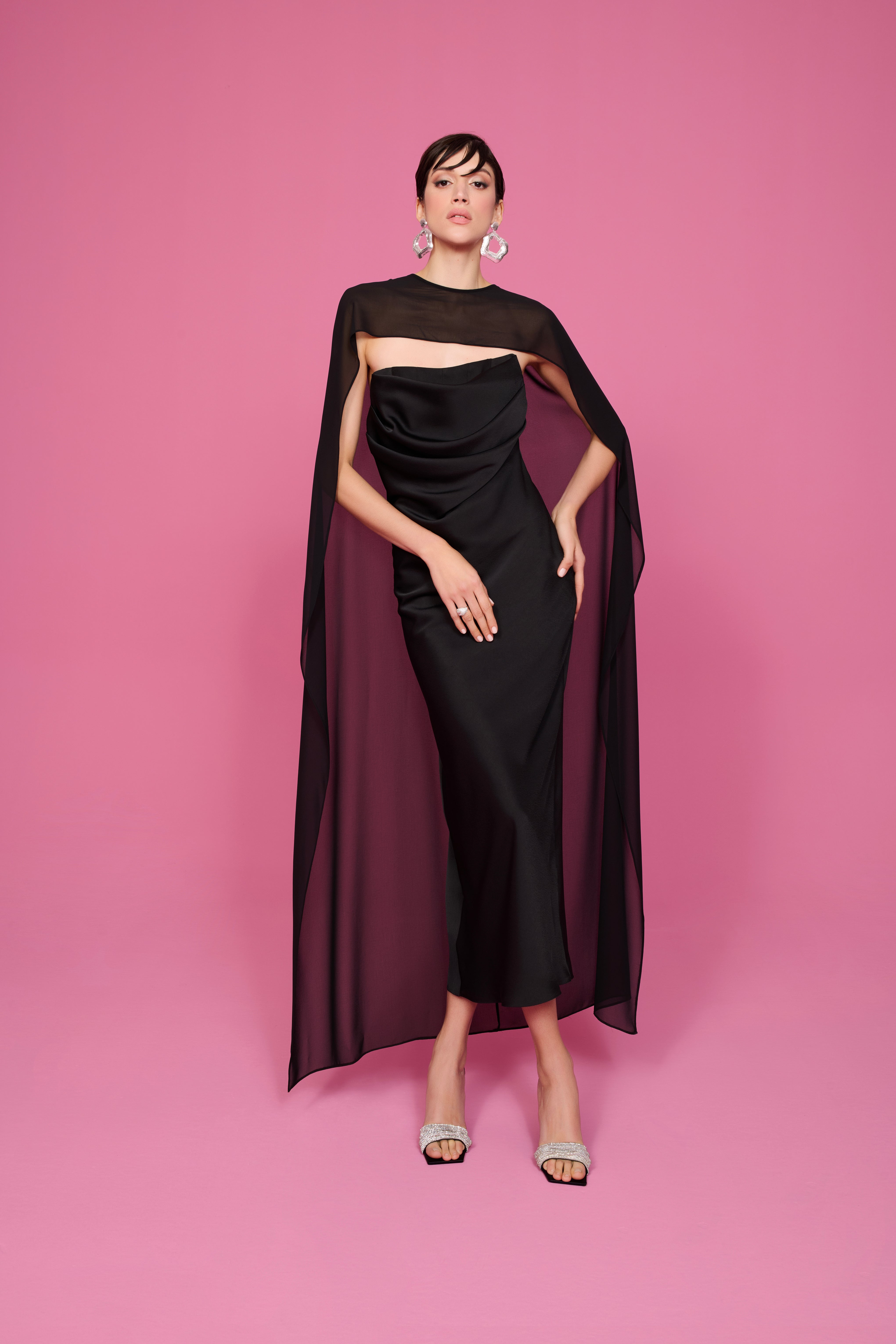happy to wear Elbiseler JULIA PELERİNLİ STRAPLEZ SATEN ELBİSE | SİYAH