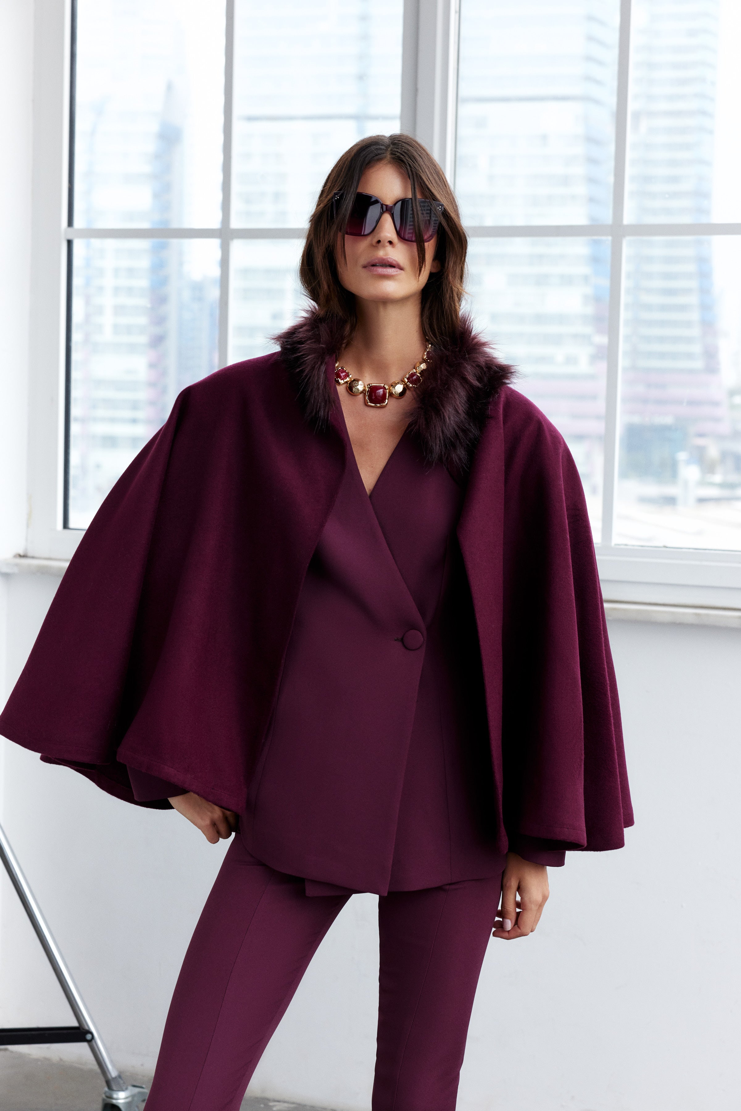 SAMANTHA KÜRK YAKALI KAŞE PELERİN | VİŞNE