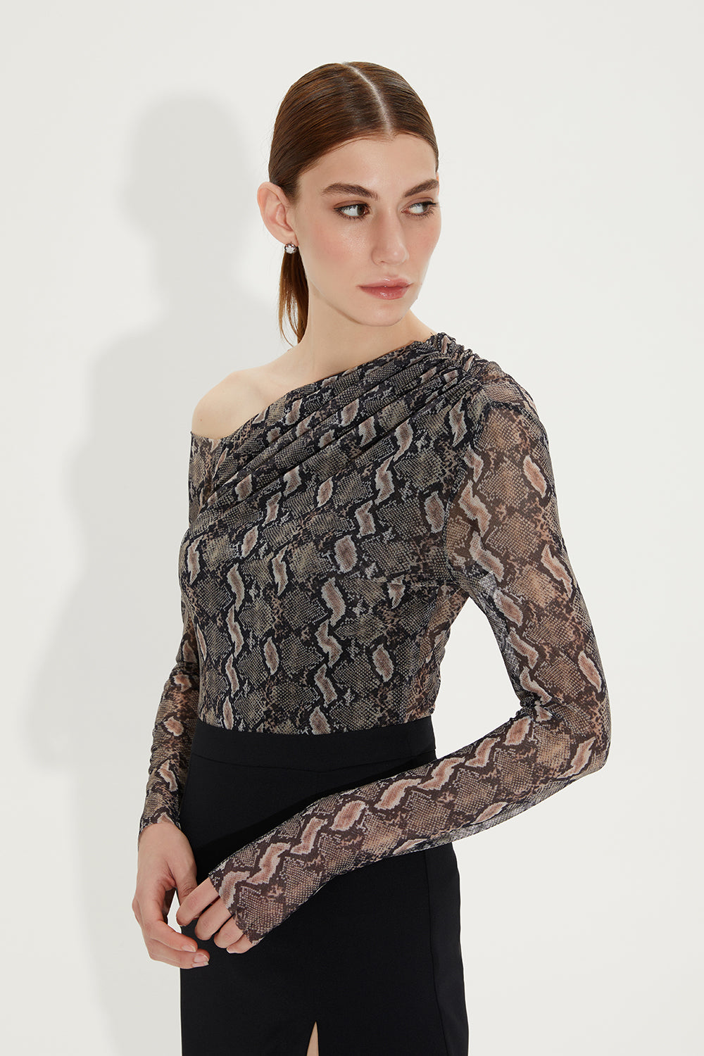 SAMARA ASİMETRİK YAKA BODYSUIT | BEJ YILAN DERİSİ DESENLİ