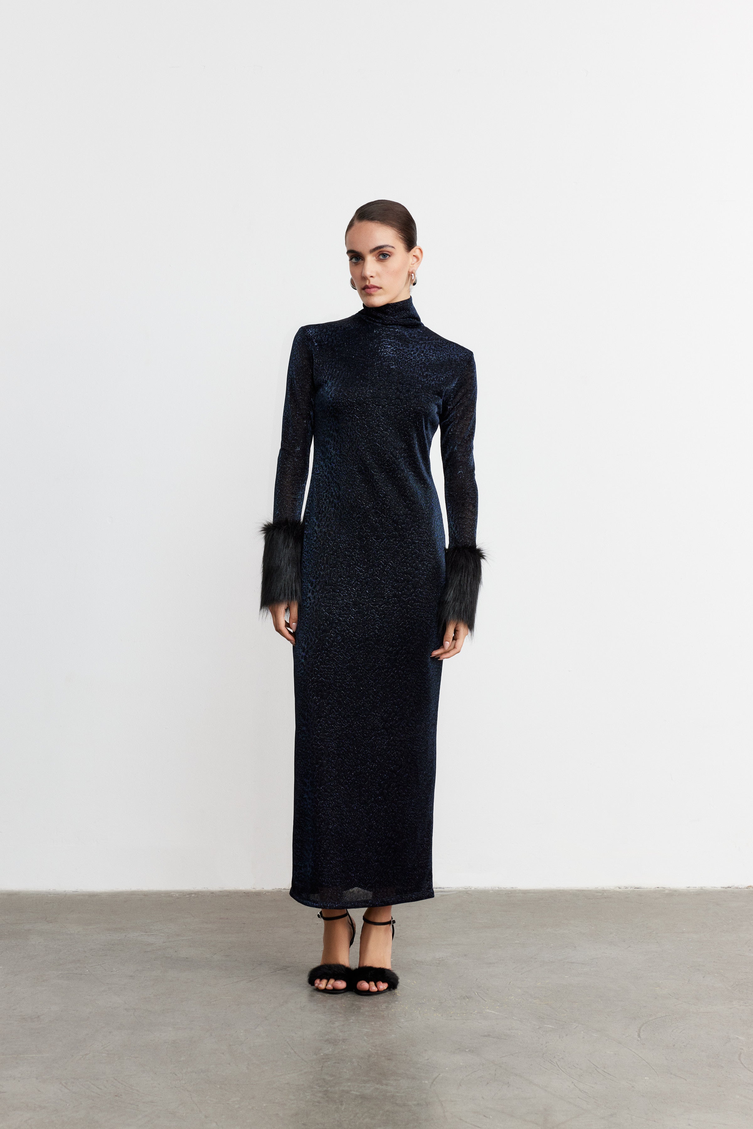 GISELLE KÜRK KOLLU DİK YAKA ELBİSE | LACİ-SİYAH