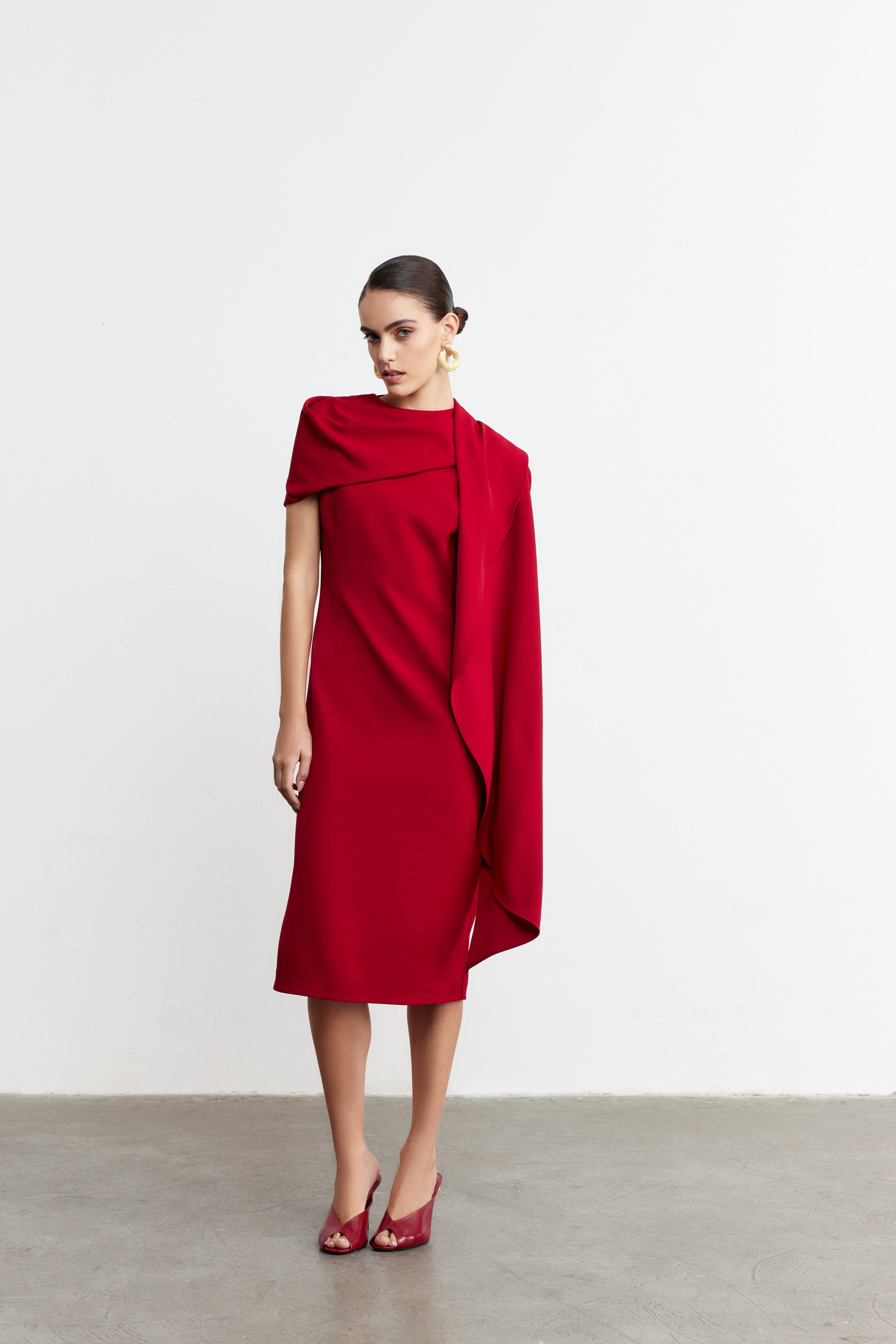 NOVA PELERİN DETAYLI ELBİSE | KOYU KIRMIZI